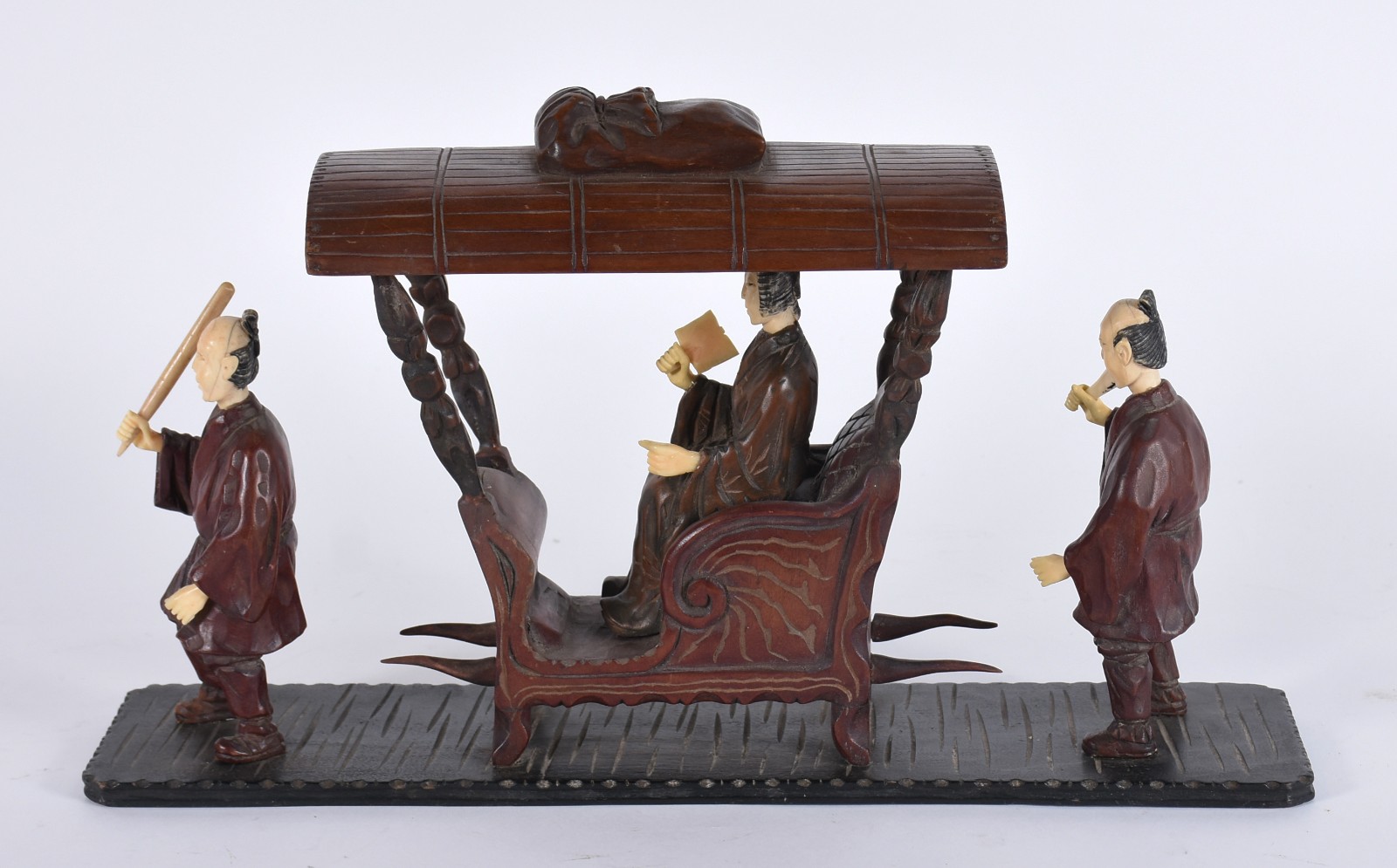 Carruagem chinesa de madeira trabalhada, tres figuras com rostos e... - foto 2 de 8