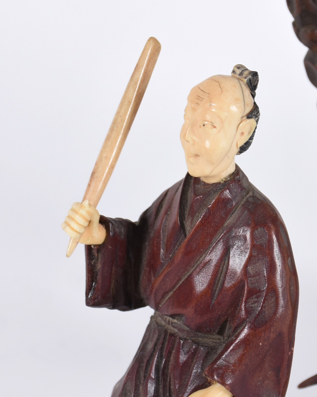 Carruagem chinesa de madeira trabalhada, tres figuras com rostos e... - foto 3 de 8
