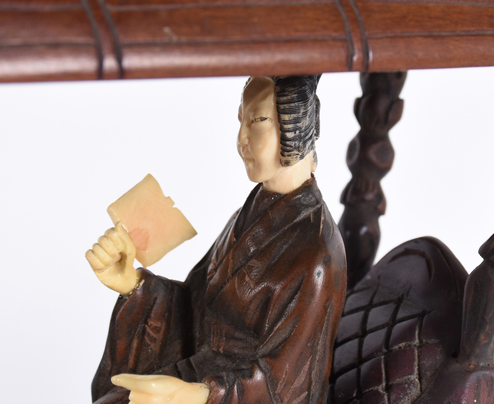 Carruagem chinesa de madeira trabalhada, tres figuras com rostos e... - foto 4 de 8