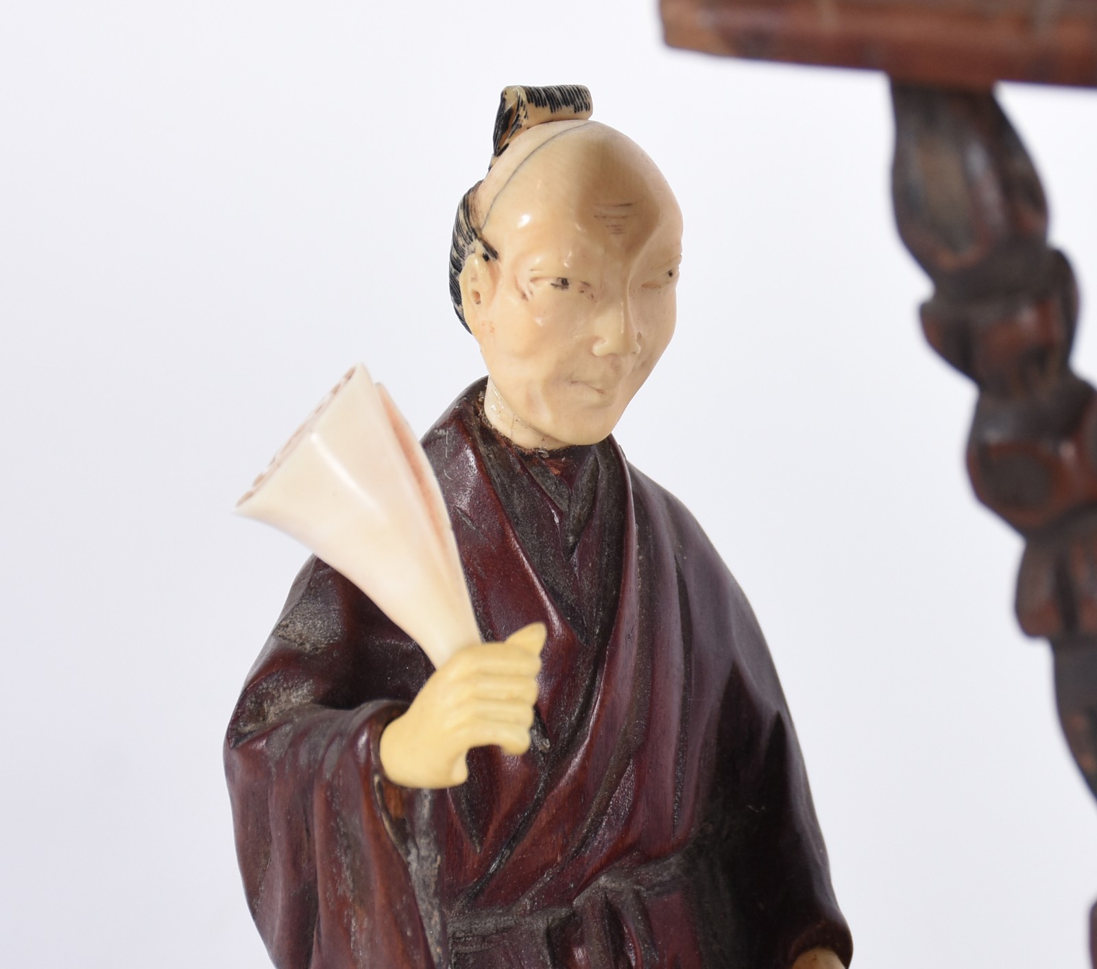 Carruagem chinesa de madeira trabalhada, tres figuras com rostos e... - foto 5 de 8