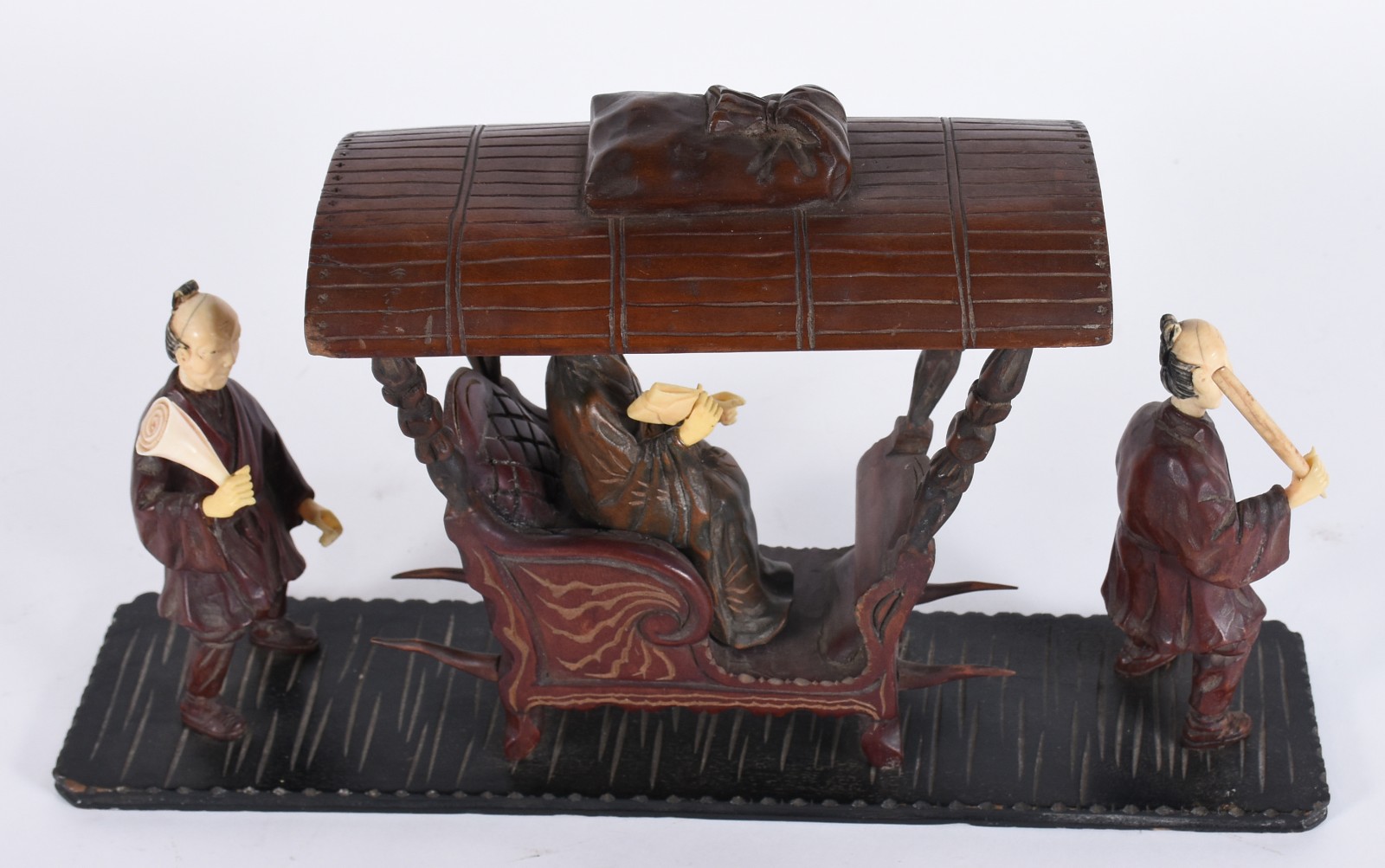 Carruagem chinesa de madeira trabalhada, tres figuras com rostos e... - foto 6 de 8