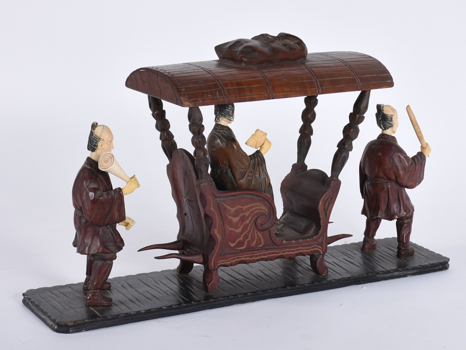 Carruagem chinesa de madeira trabalhada, tres figuras com rostos e... - foto 8 de 8