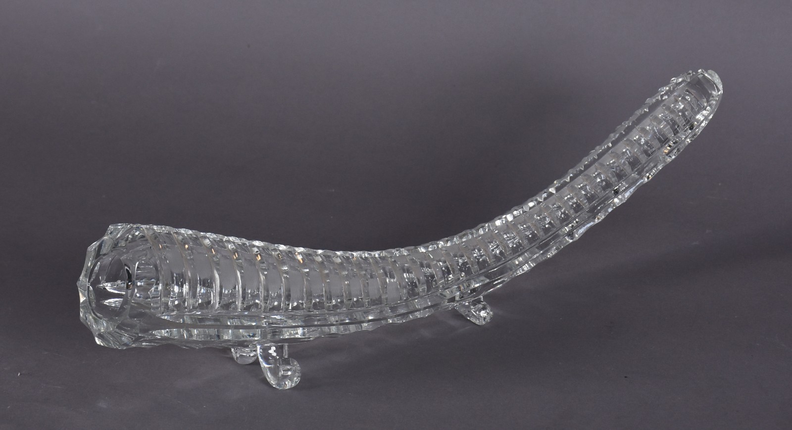 Floreiro de cristal francês lapidado na forma de cornucópia... - foto 1 de 4