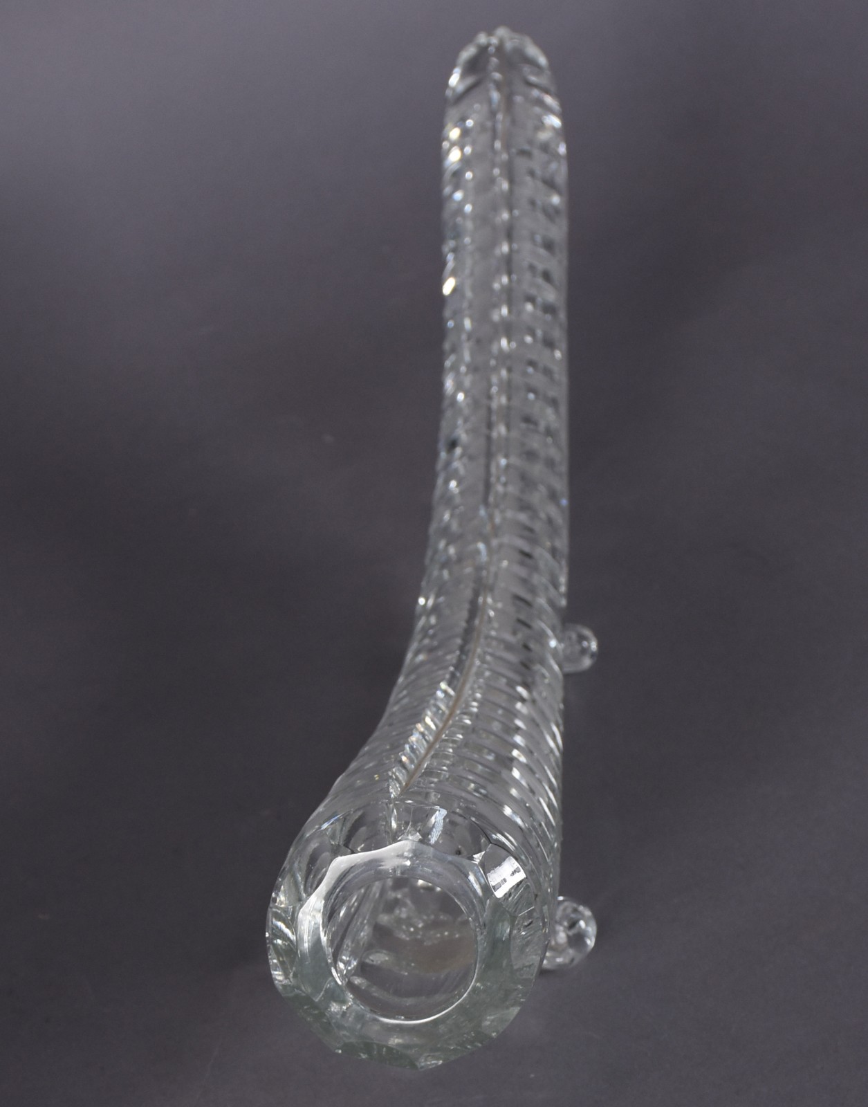 Floreiro de cristal francês lapidado na forma de cornucópia... - foto 2 de 4