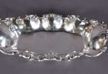 Centro de mesa de prata Sterling contraste 925 ... - Centro de mesa de prata Sterling contraste 925 mls., borda recortada trabalhada com concheados em relevo. Peso da prata: 600 g (Por motivos de s...