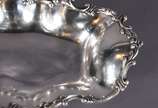 Centro de mesa de prata Sterling contraste 925 ... - Centro de mesa de prata Sterling contraste 925 mls., borda recortada trabalhada com concheados em relevo. Peso da prata: 600 g (Por motivos de s...