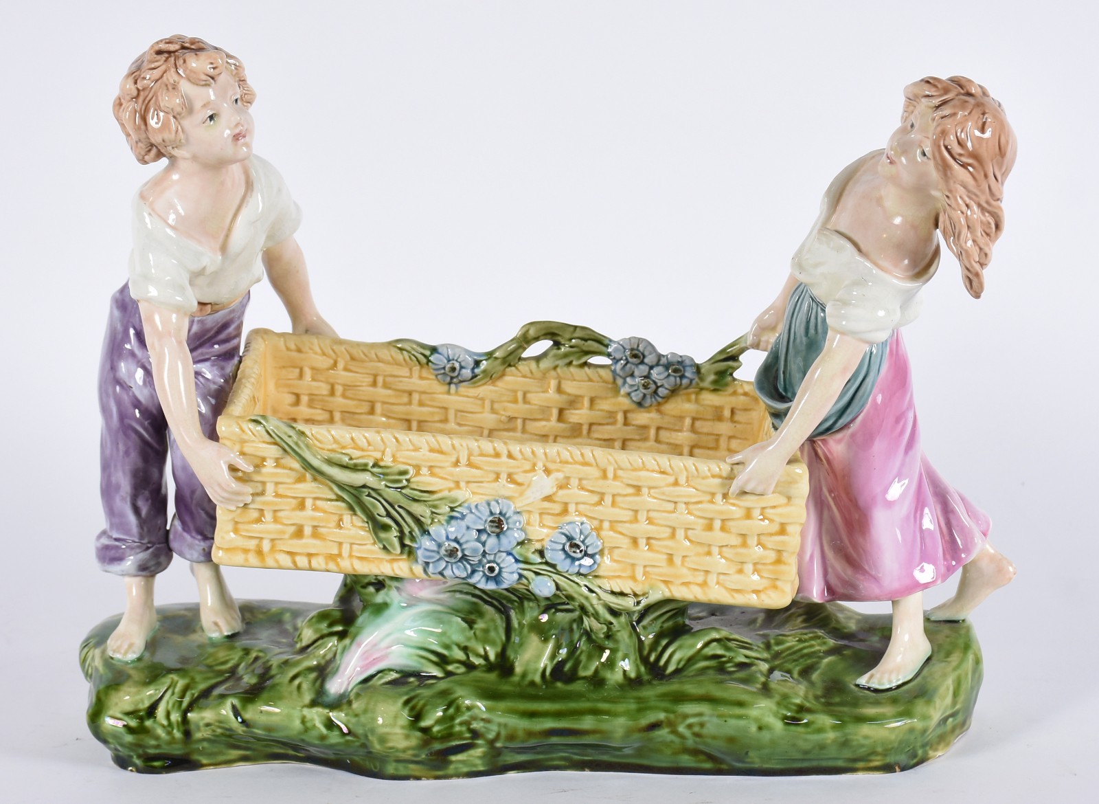 Escultura de porcelana representando casal segurando cesto em... - foto 1 de 8