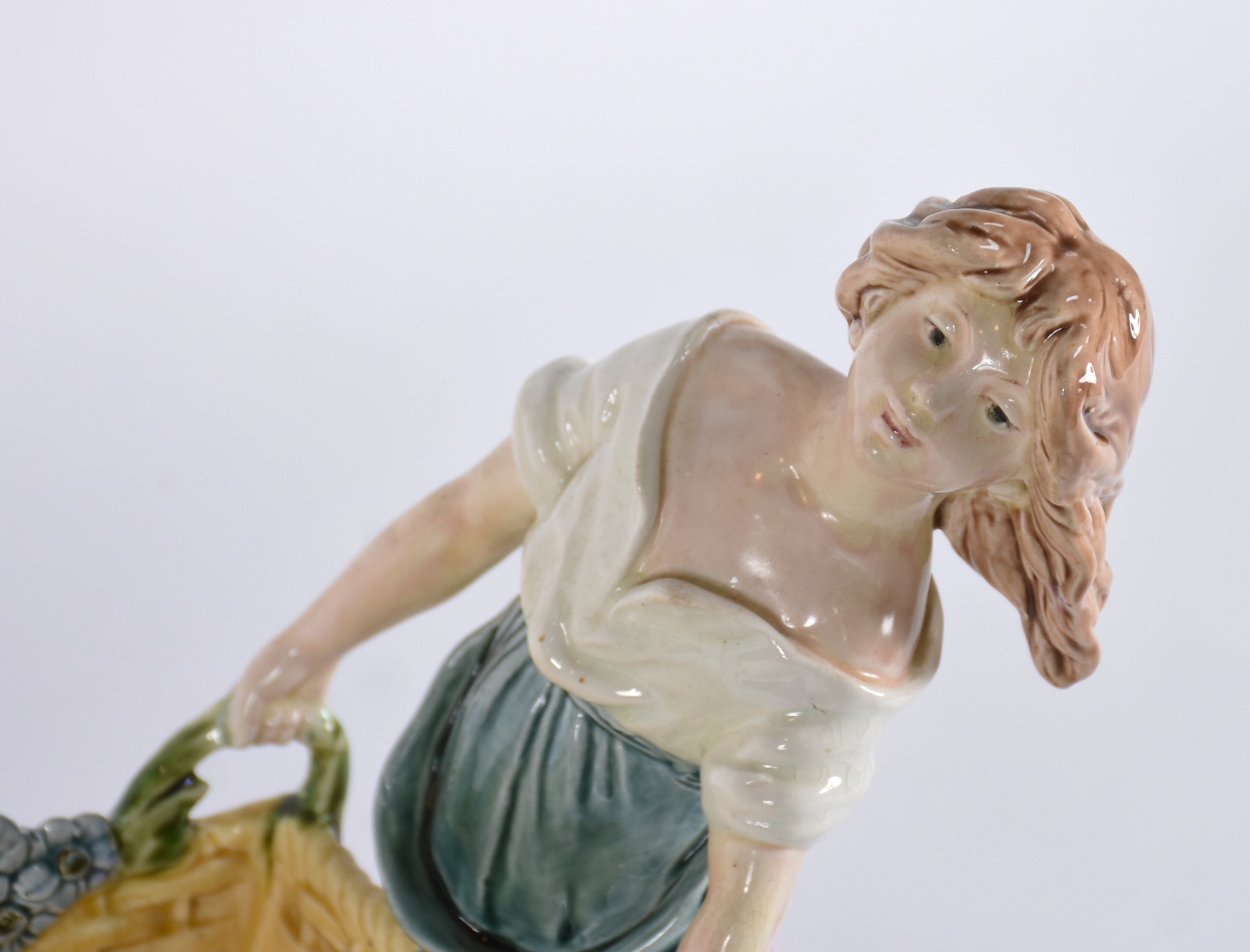 Escultura de porcelana representando casal segurando cesto em... - foto 2 de 8