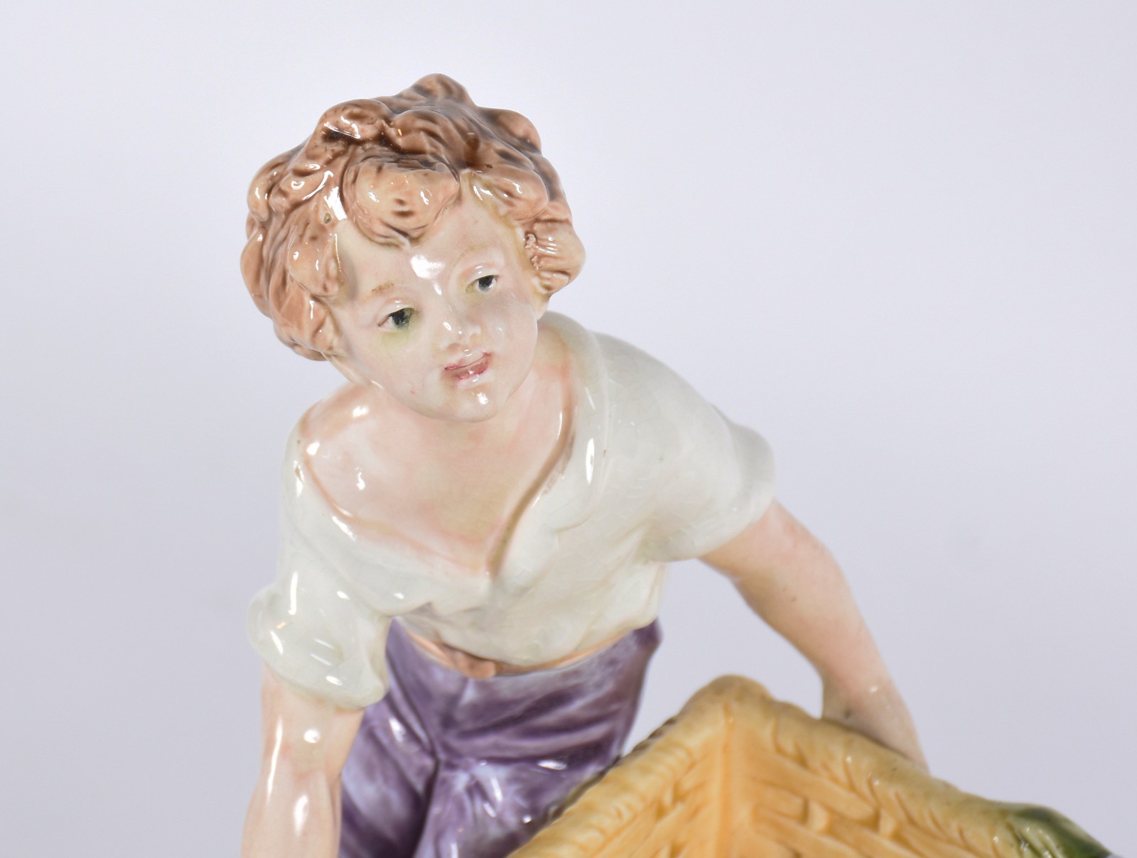 Escultura de porcelana representando casal segurando cesto em... - foto 3 de 8