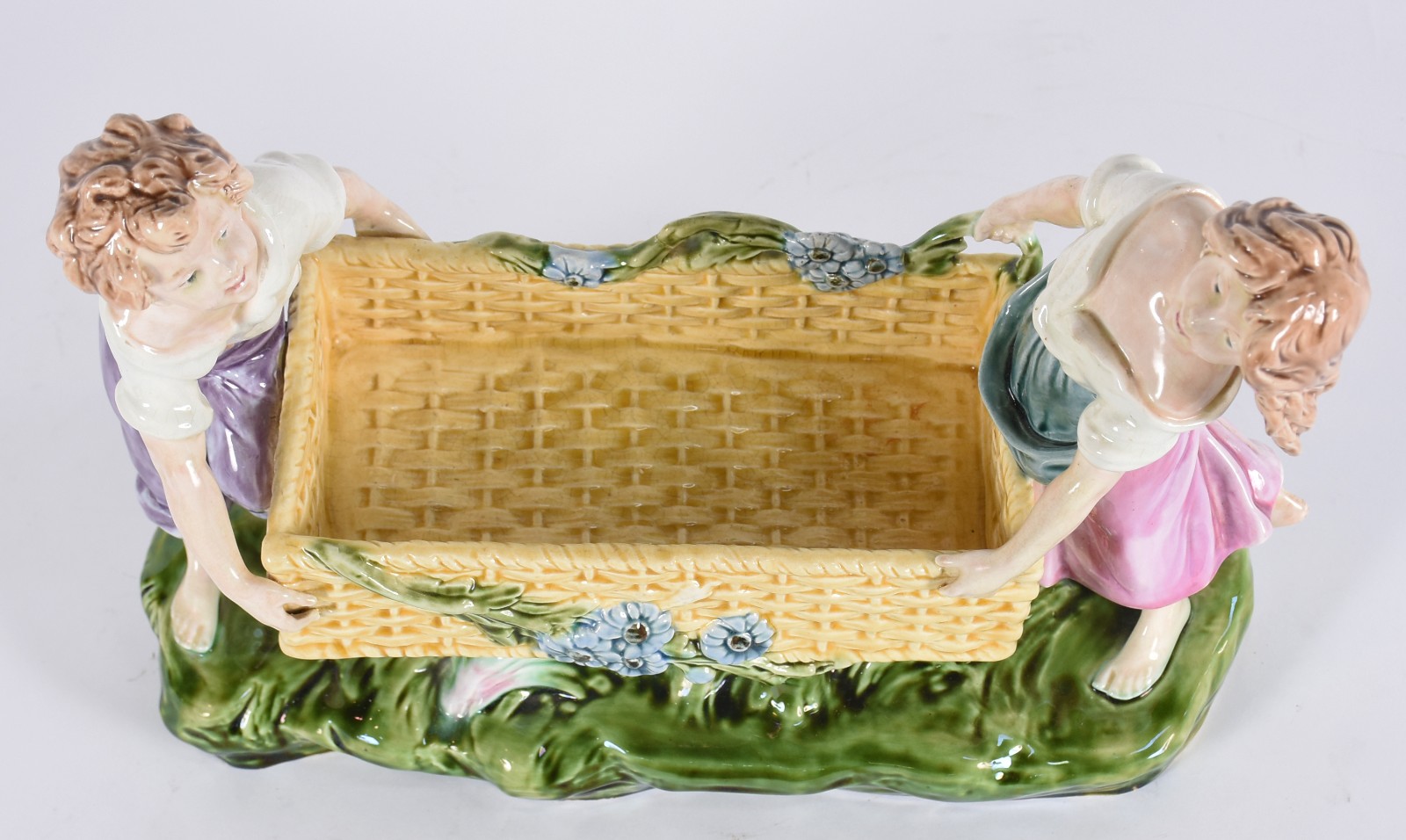 Escultura de porcelana representando casal segurando cesto em... - foto 4 de 8