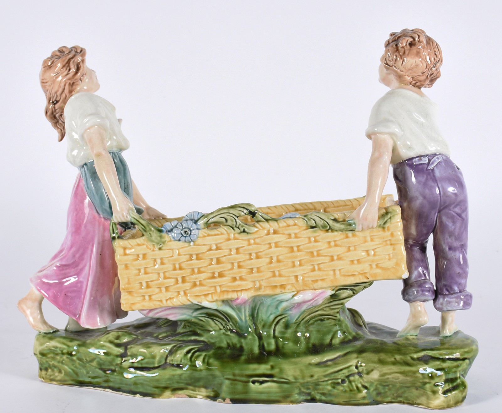 Escultura de porcelana representando casal segurando cesto em... - foto 5 de 8