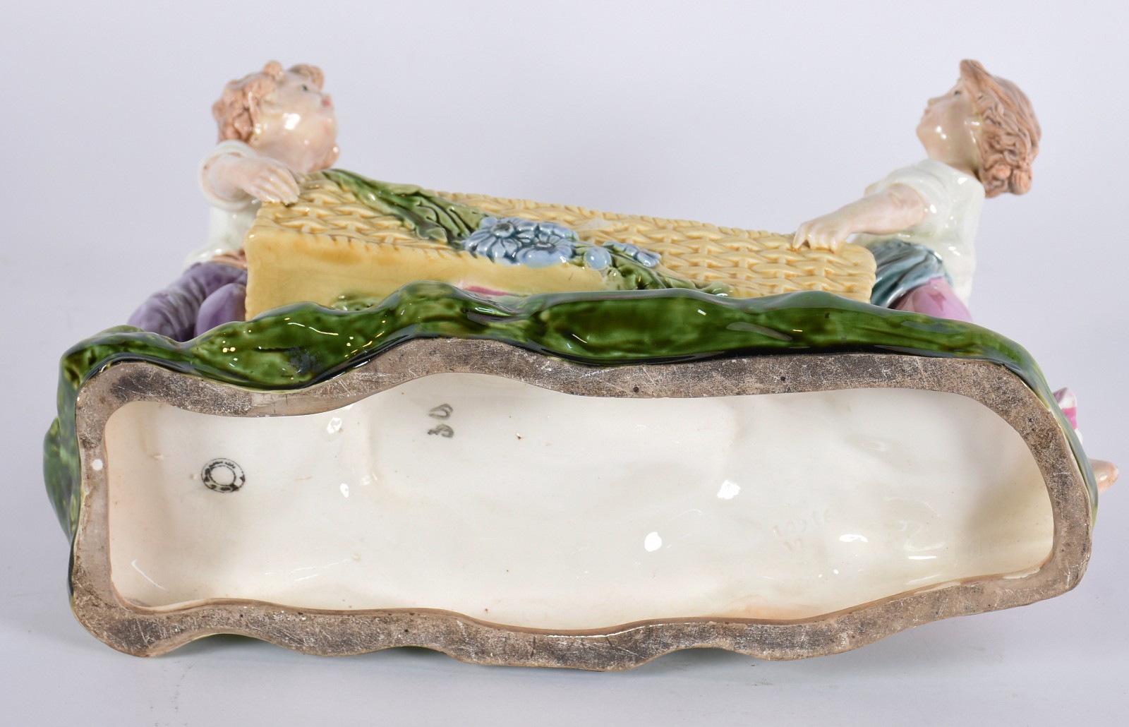 Escultura de porcelana representando casal segurando cesto em... - foto 6 de 8