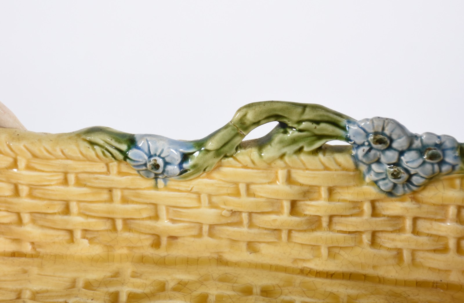 Escultura de porcelana representando casal segurando cesto em... - foto 7 de 8