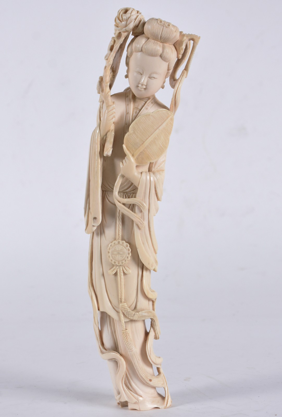 Escultura de marfim representando Gueixa. - foto 1 de 5