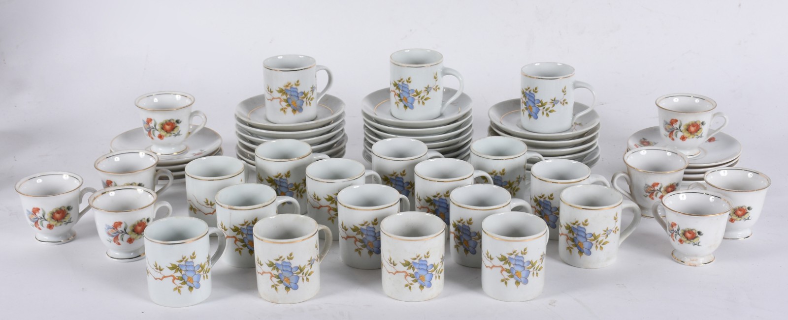 Dois conjuntos de porcelana nacional para café, sendo 8 xícaras com... - foto 1 de 6