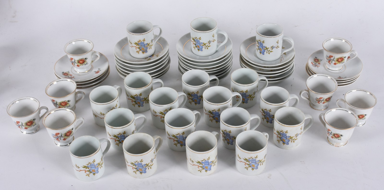 Dois conjuntos de porcelana nacional para café, sendo 8 xícaras com... - foto 2 de 6