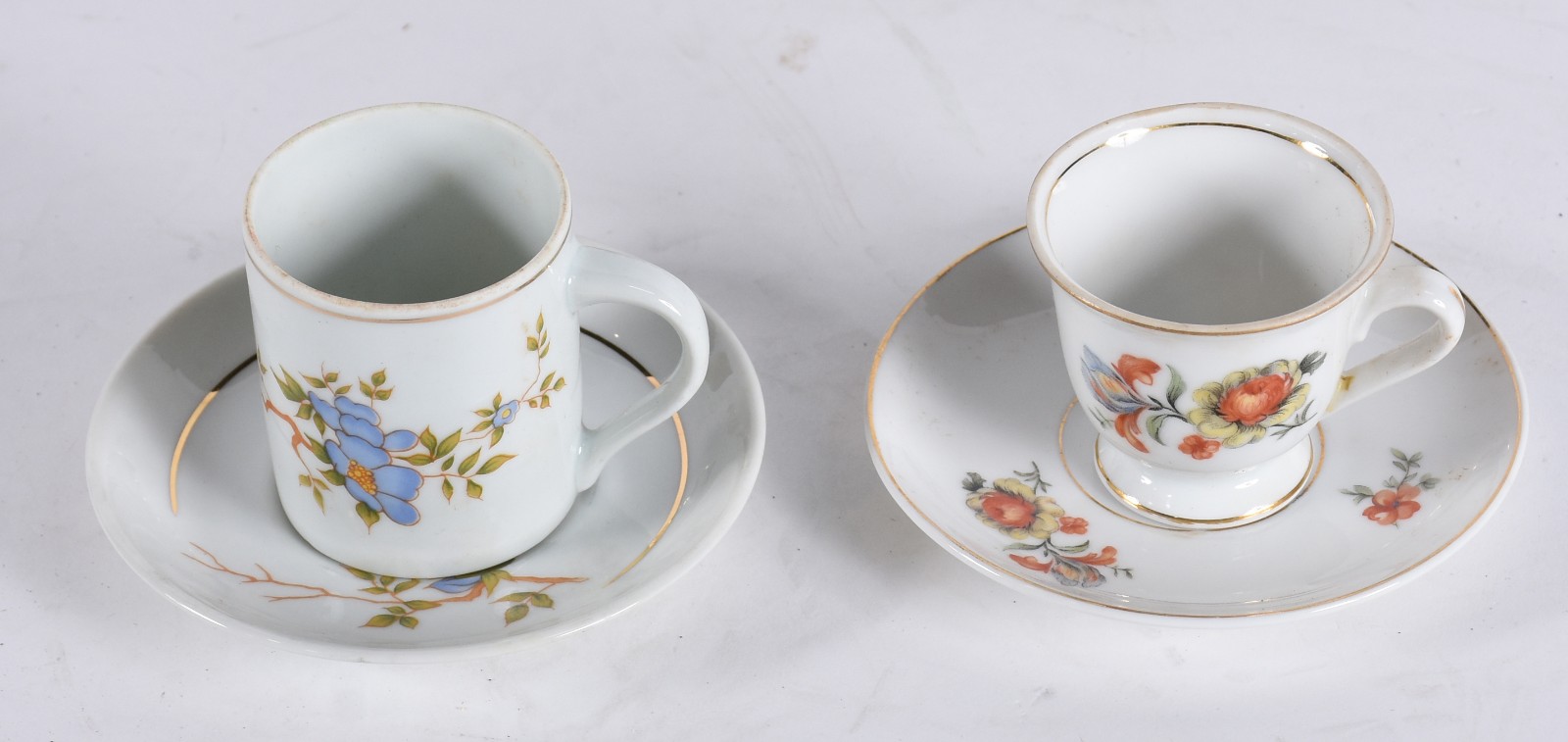Dois conjuntos de porcelana nacional para café, sendo 8 xícaras com... - foto 3 de 6