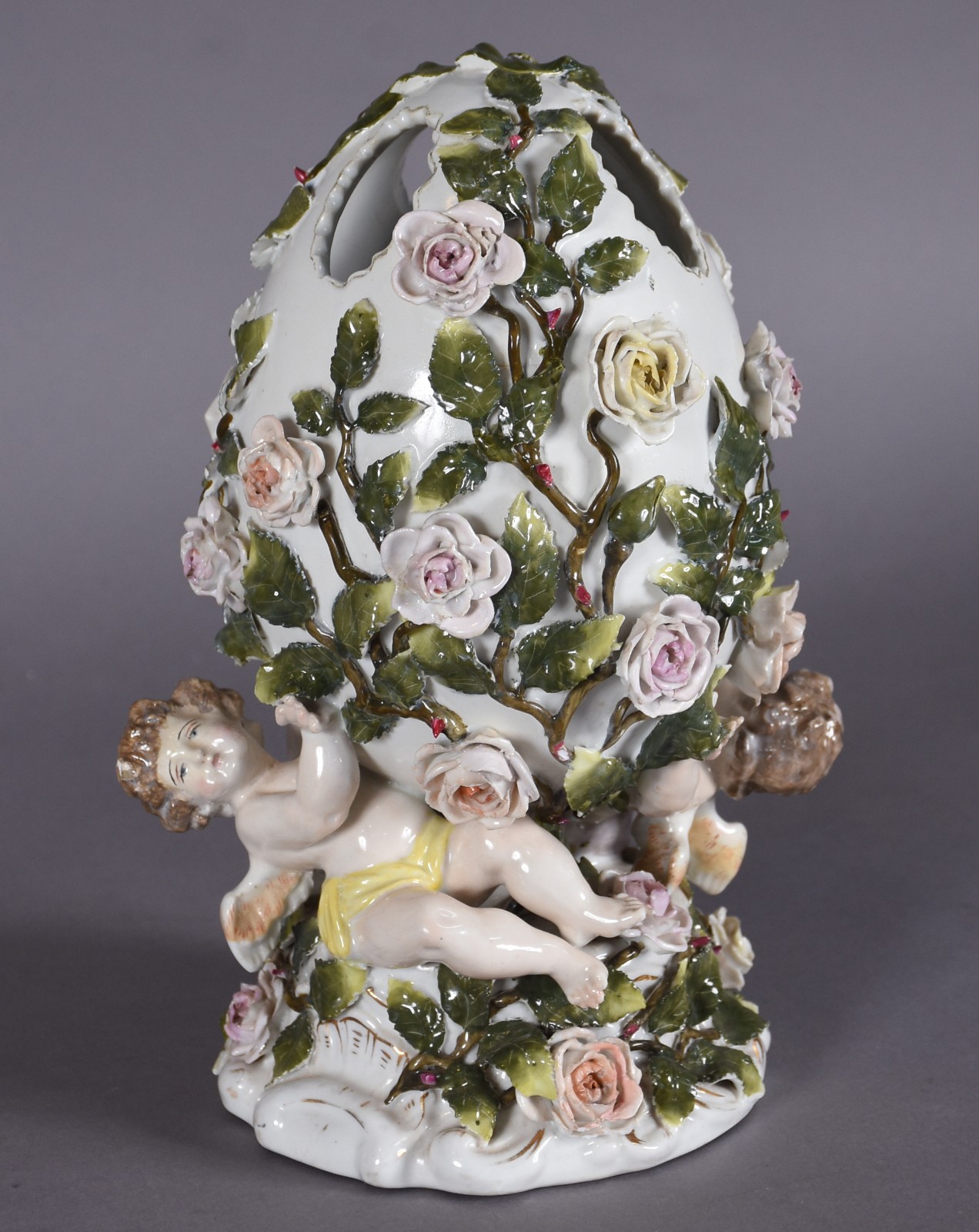 Floreira de porcelana alemã de Meissen, na forma de ovo, ricamente... - foto 1 de 8