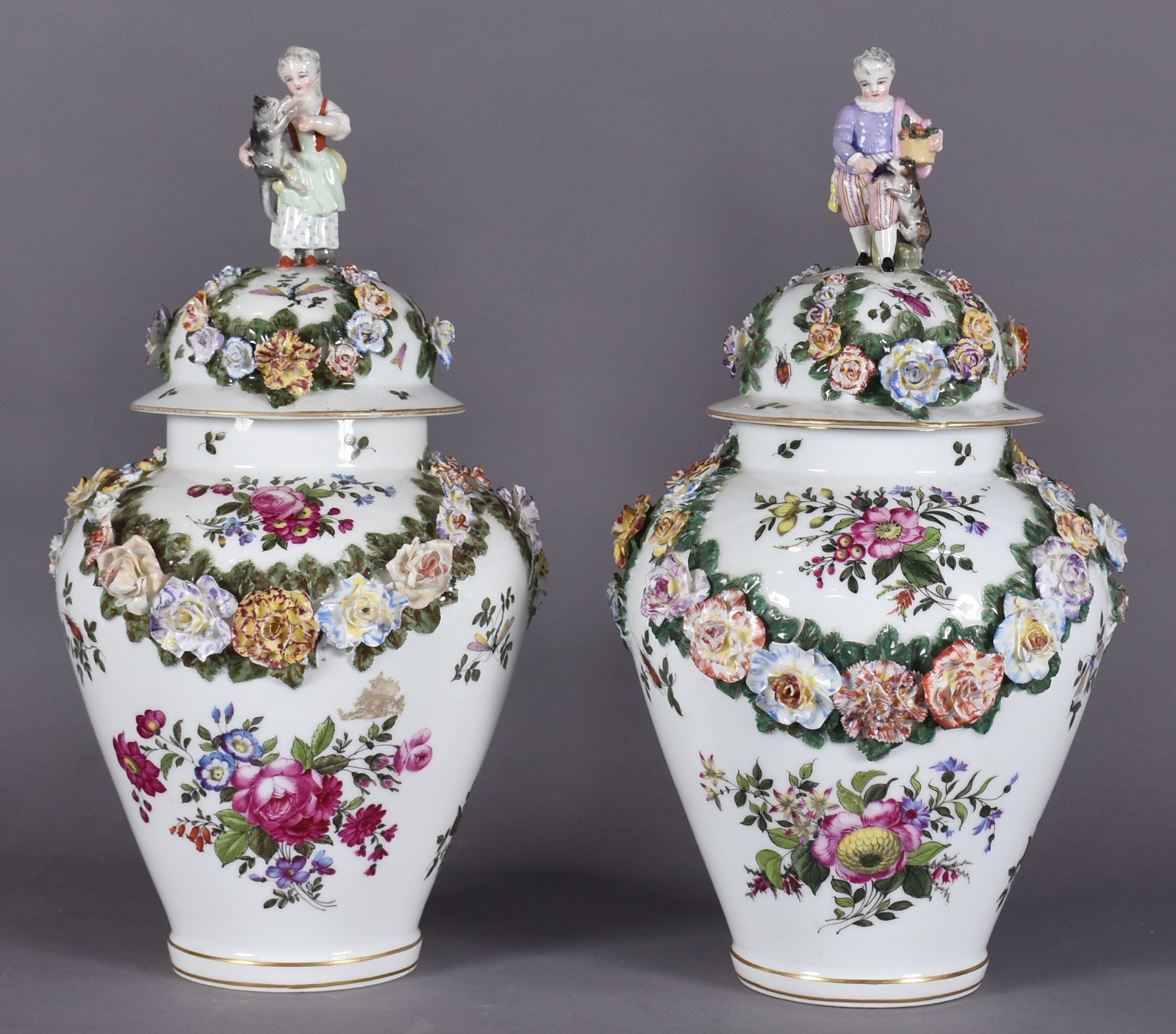 Par de potiches em porcelana alemã de Meissen ricamente decorada com... - foto 1 de 11