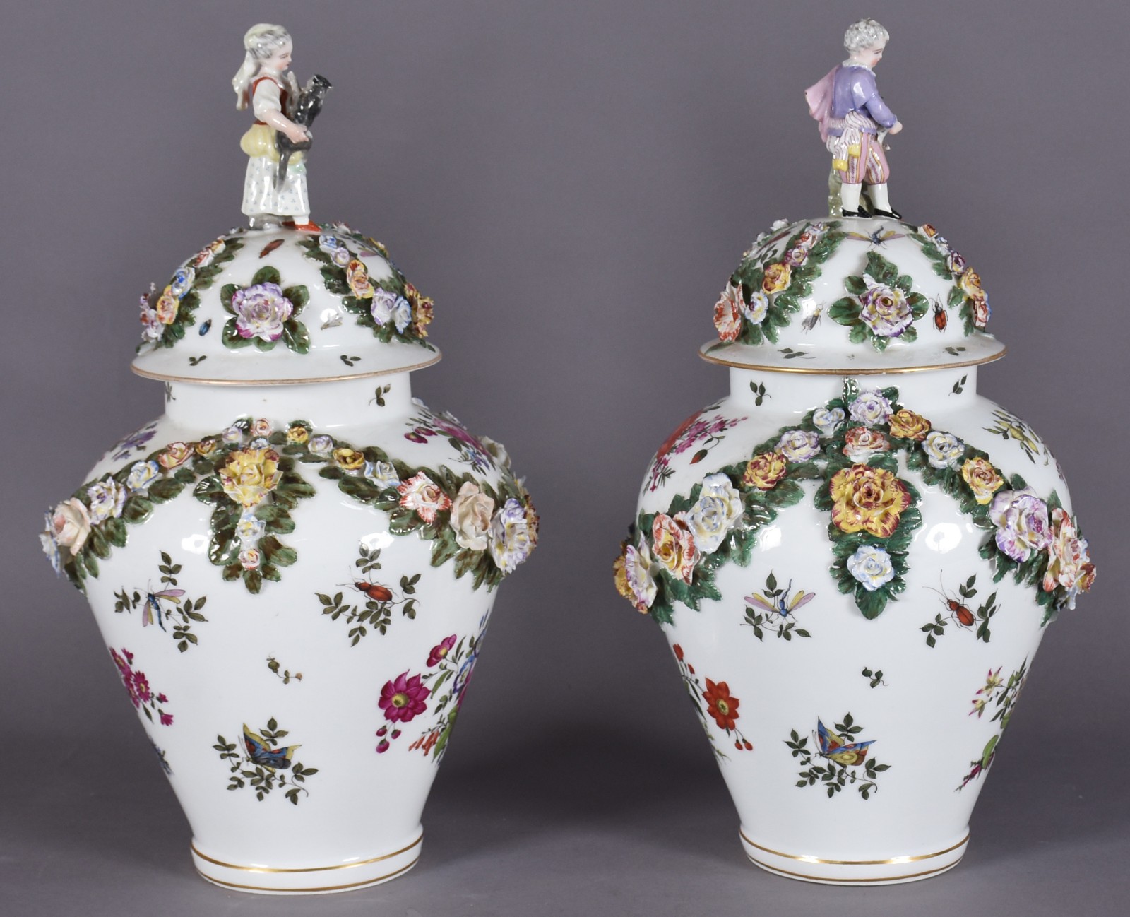 Par de potiches em porcelana alemã de Meissen ricamente decorada com... - foto 2 de 11