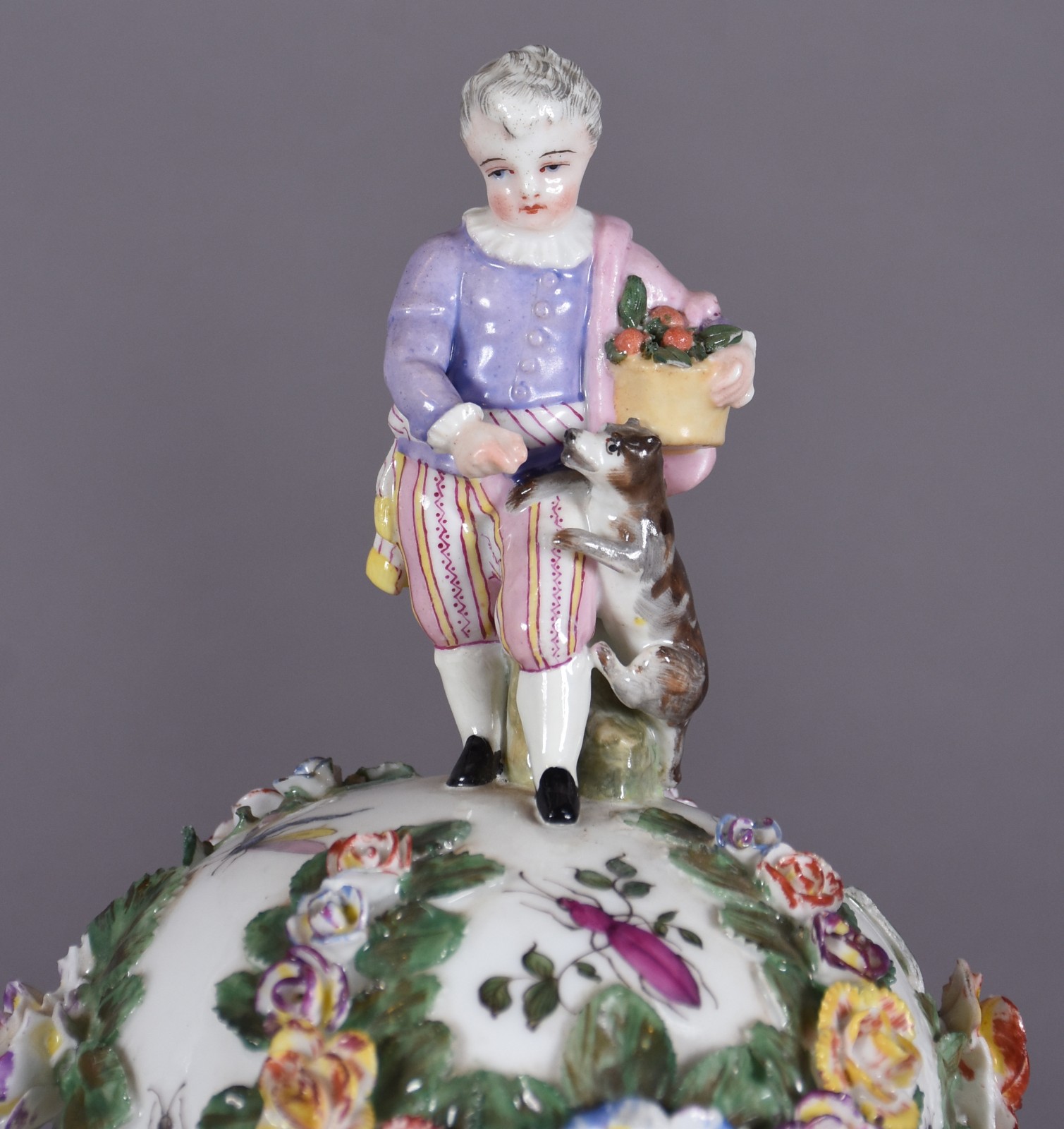 Par de potiches em porcelana alemã de Meissen ricamente decorada com... - foto 5 de 11