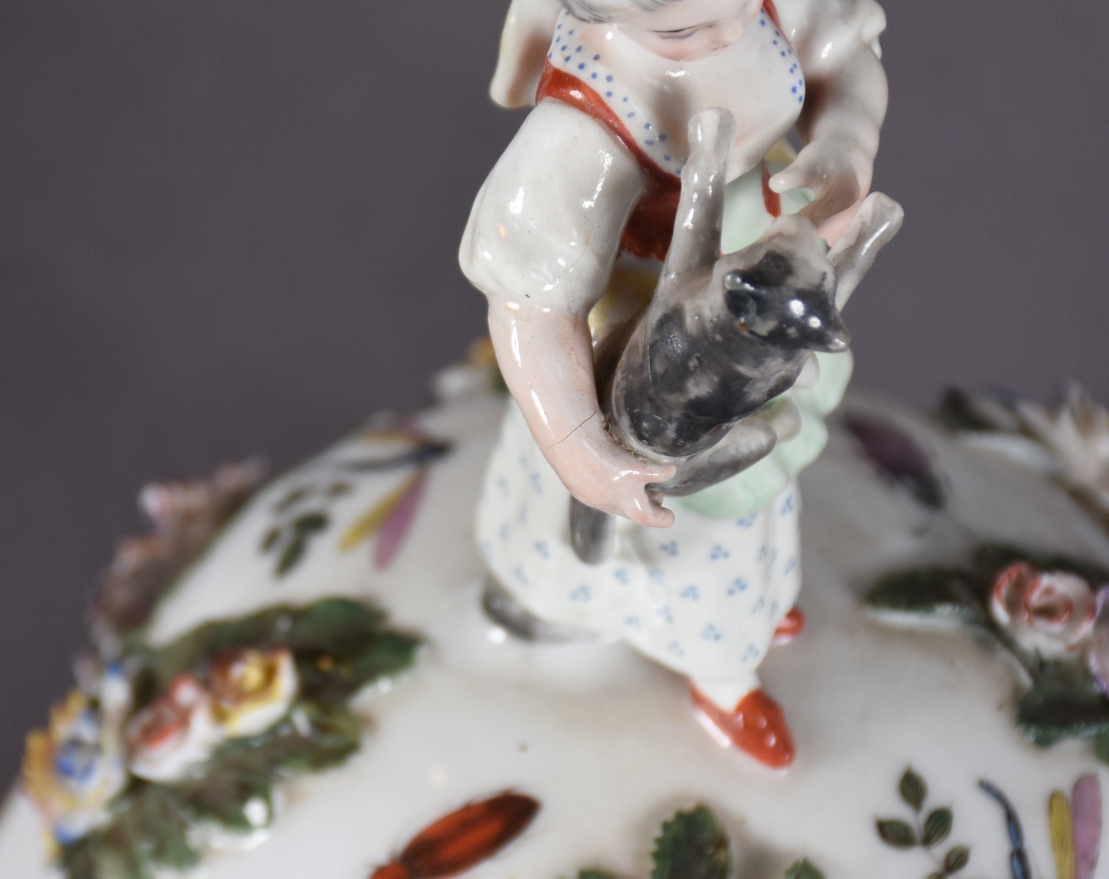 Par de potiches em porcelana alemã de Meissen ricamente decorada com... - foto 6 de 11