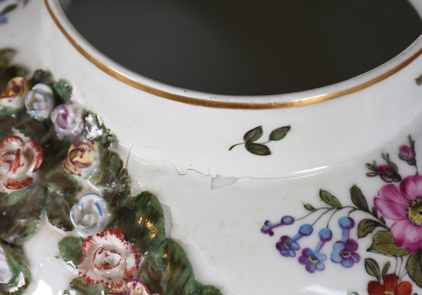 Par de potiches em porcelana alemã de Meissen ricamente decorada com... - foto 7 de 11
