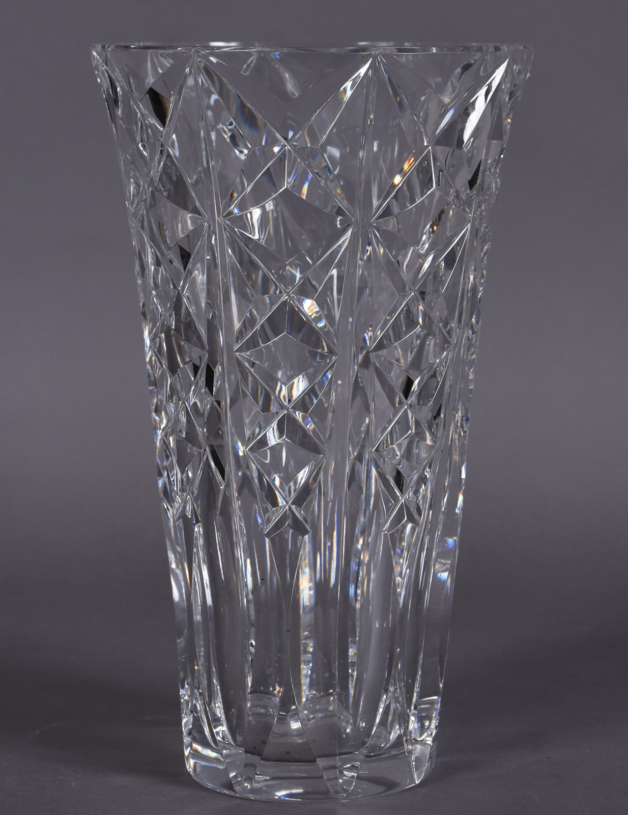 Vaso em cristal frances lapidado Saint Louis. Assinado na base. - foto 1 de 4