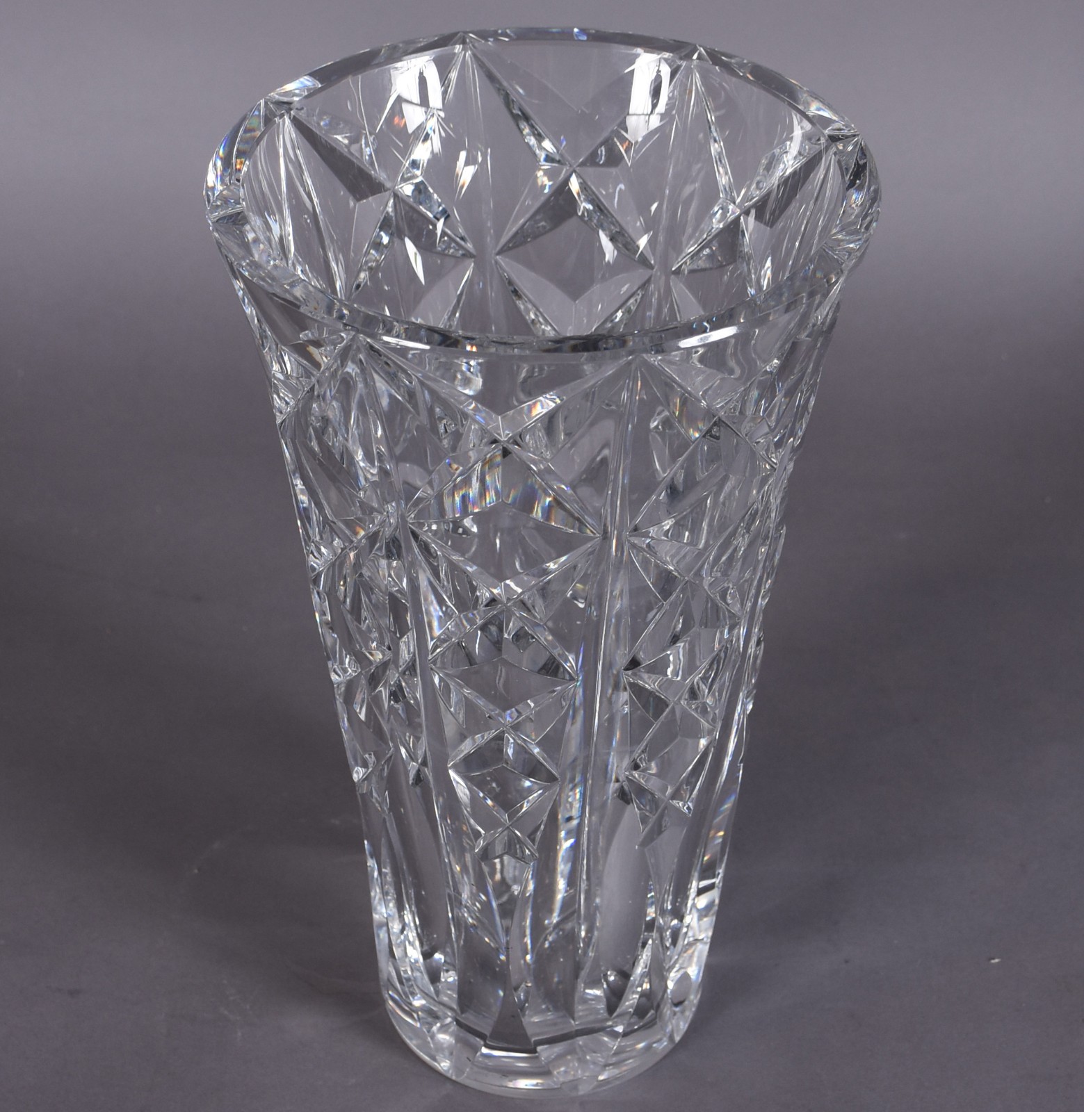 Vaso em cristal frances lapidado Saint Louis. Assinado na base. - foto 2 de 4