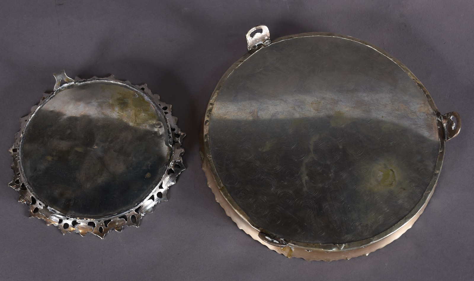 Quatro peças, sendo: porta pirex, 2 salvas de metal e 6 descansos de... - foto 6 de 7