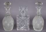 Três garrafas de vidro/cristal, sendo um par la... - Três garrafas de vidro/cristal, sendo um par lapidação"bico de jaca" e uma  retangular lapidada a mão (parte interna da tampa com lascado).