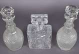 Três garrafas de vidro/cristal, sendo um par la... - Três garrafas de vidro/cristal, sendo um par lapidação"bico de jaca" e uma  retangular lapidada a mão (parte interna da tampa com lascado).
