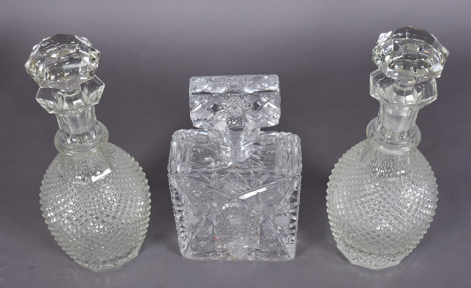 Três garrafas de vidro/cristal, sendo um par lapidação"bico de jaca"... - foto 2 de 5