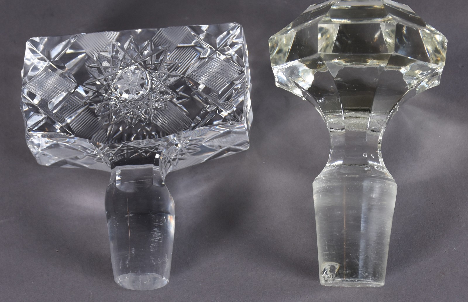 Três garrafas de vidro/cristal, sendo um par lapidação"bico de jaca"... - foto 5 de 5