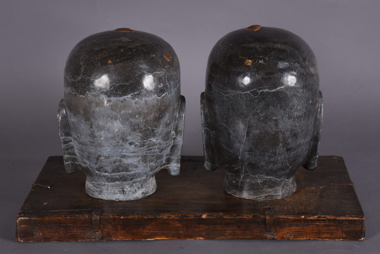 Duas cabeças orientais de pedra, apoiadas em base de madeira, parte... - foto 4 de 9