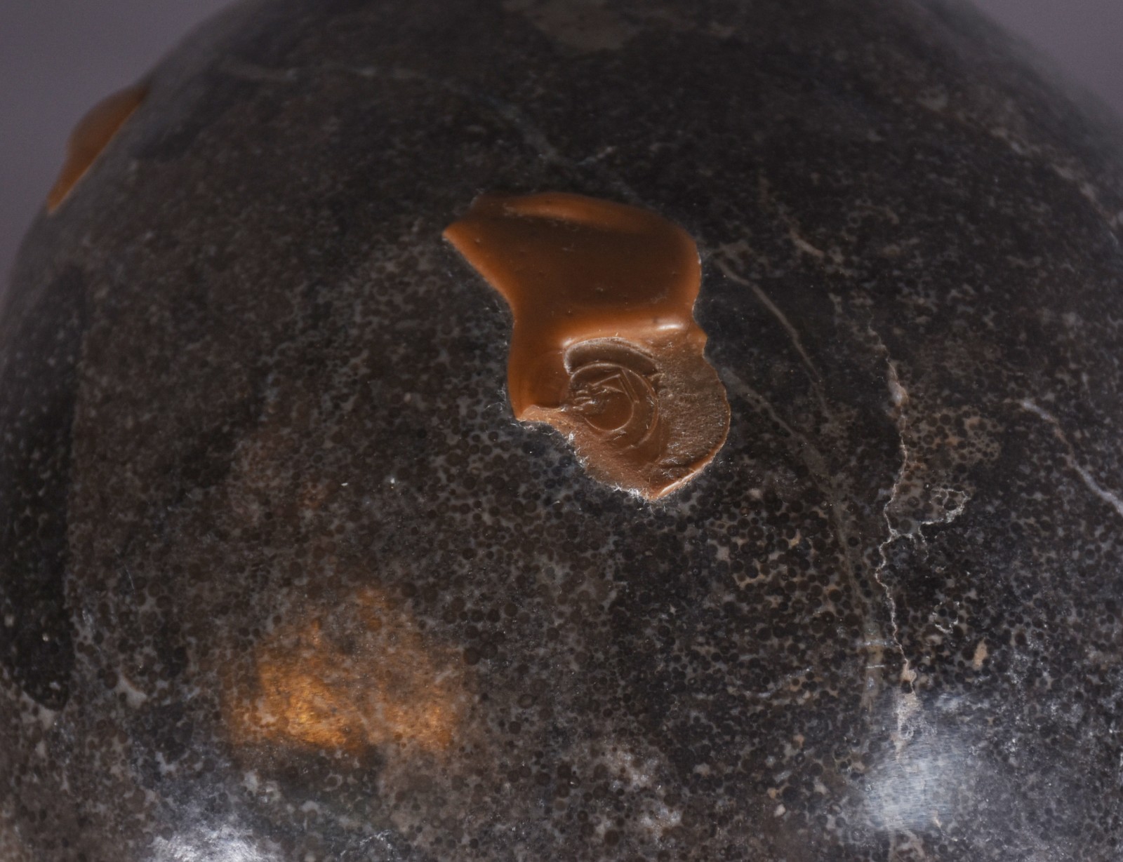 Duas cabeças orientais de pedra, apoiadas em base de madeira, parte... - foto 7 de 9