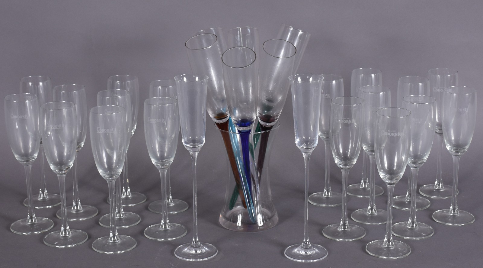 Conjunto composto de: 6 flutes apoiadas em vaso e 20 flutes diversas... - foto 1 de 5