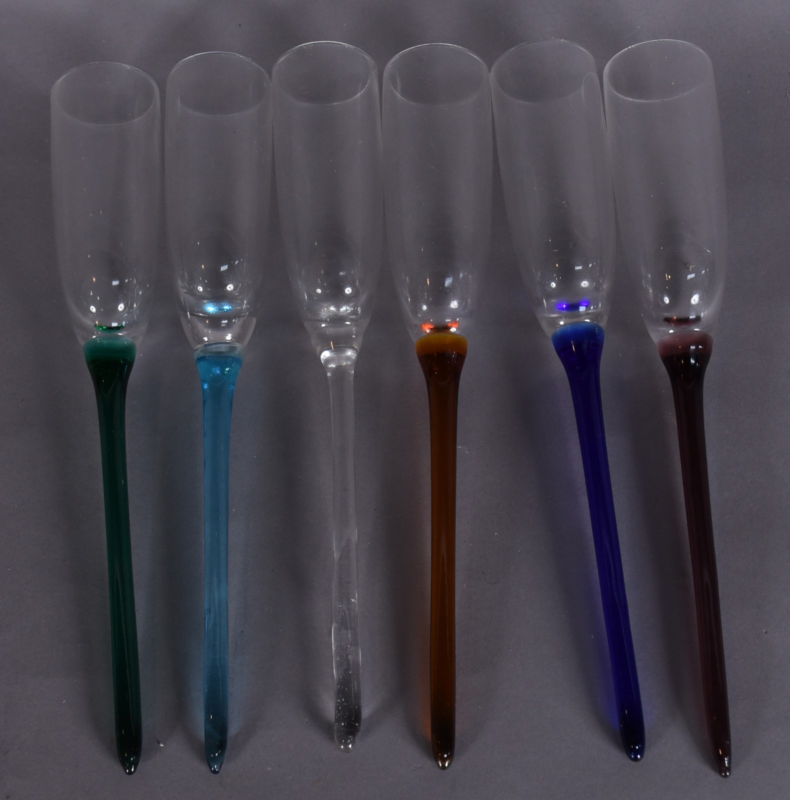 Conjunto composto de: 6 flutes apoiadas em vaso e 20 flutes diversas... - foto 2 de 5