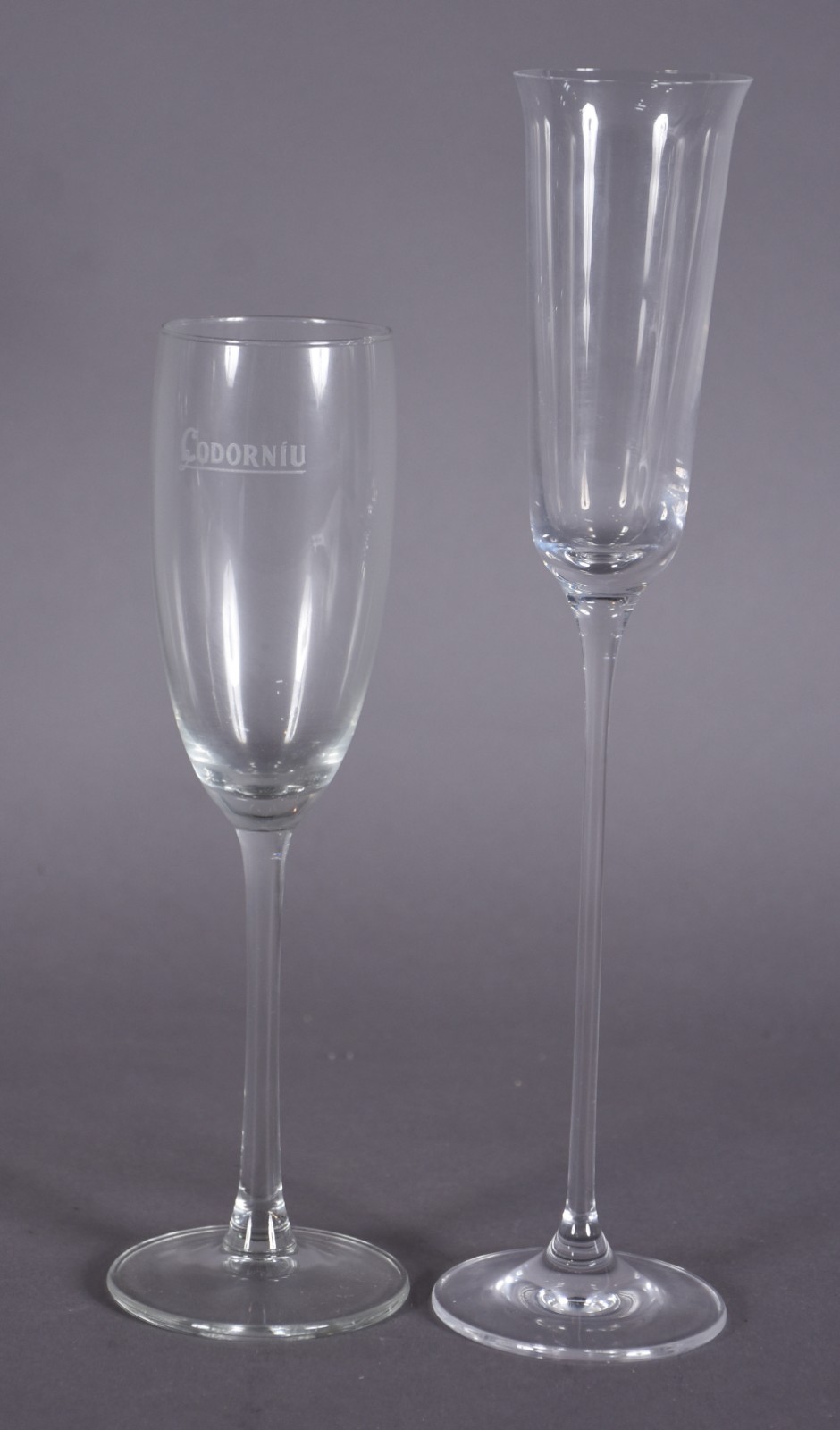 Conjunto composto de: 6 flutes apoiadas em vaso e 20 flutes diversas... - foto 3 de 5