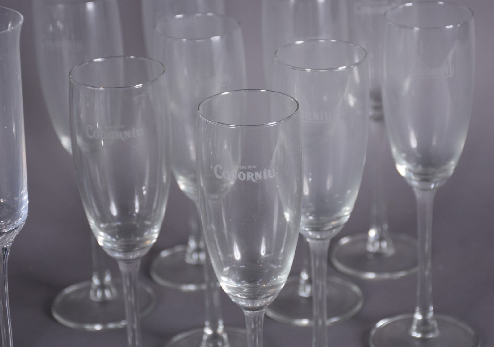 Conjunto composto de: 6 flutes apoiadas em vaso e 20 flutes diversas... - foto 4 de 5