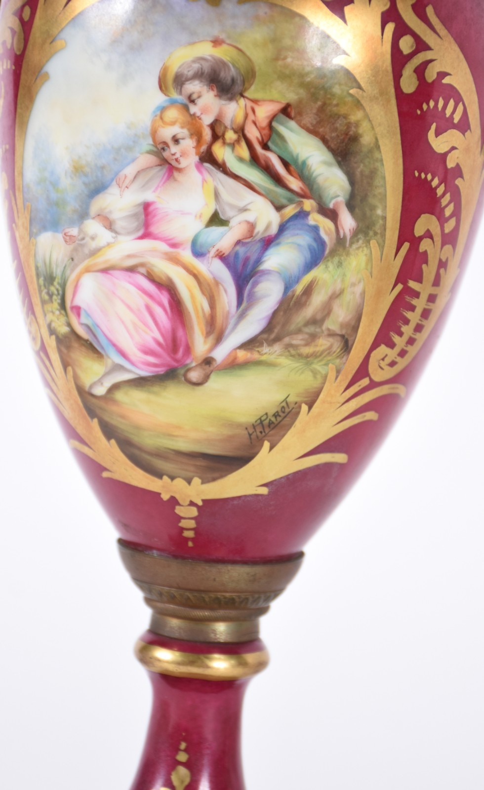 Ânfora em porcelana francesa de Sèvres, fundo na cor rosa com cena... - foto 4 de 7