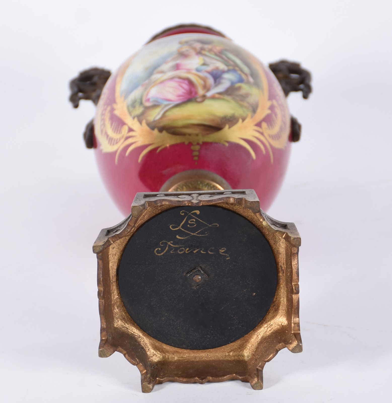 Ânfora em porcelana francesa de Sèvres, fundo na cor rosa com cena... - foto 6 de 7