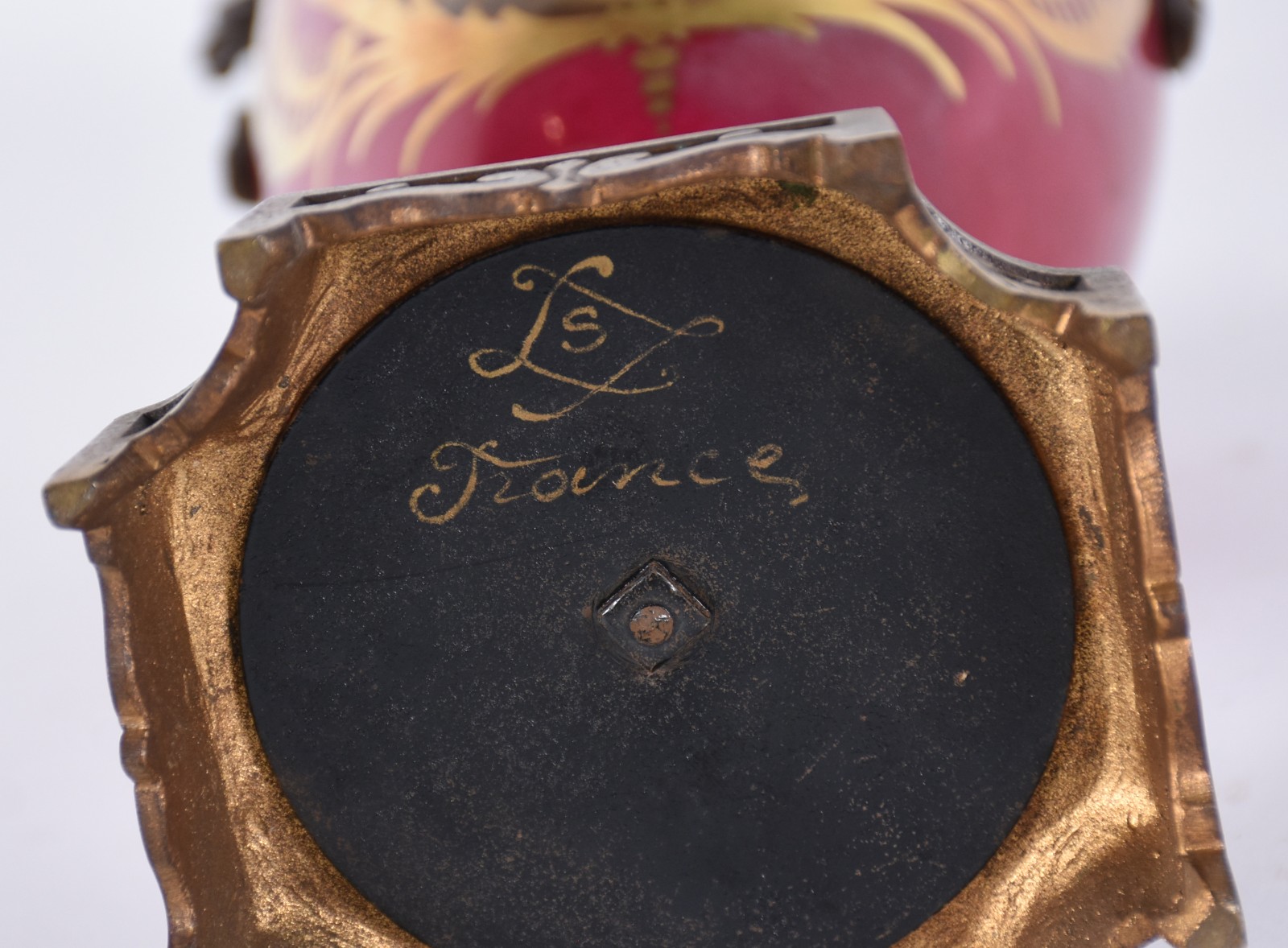 Ânfora em porcelana francesa de Sèvres, fundo na cor rosa com cena... - foto 7 de 7