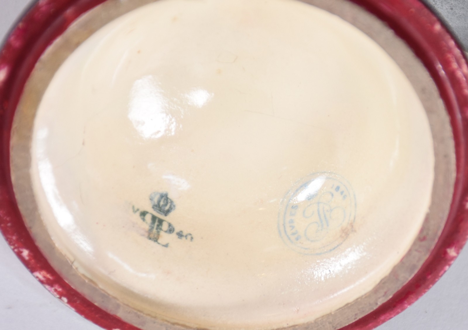 Ânfora em porcelana francesa de Sèvres, fundo na cor vinho com cena... - foto 8 de 9
