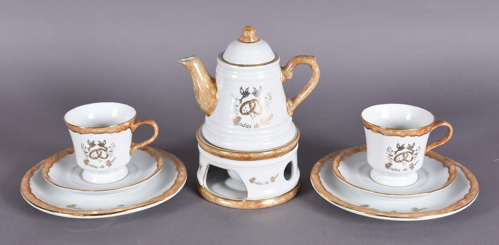 Conjunto de porcelana para bodas de ouro composto de: 2 xícaras de... - foto 1 de 8