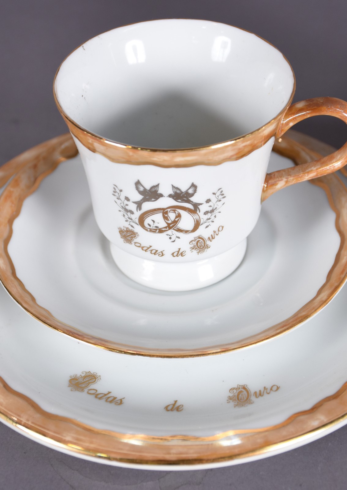 Conjunto de porcelana para bodas de ouro composto de: 2 xícaras de... - foto 2 de 8
