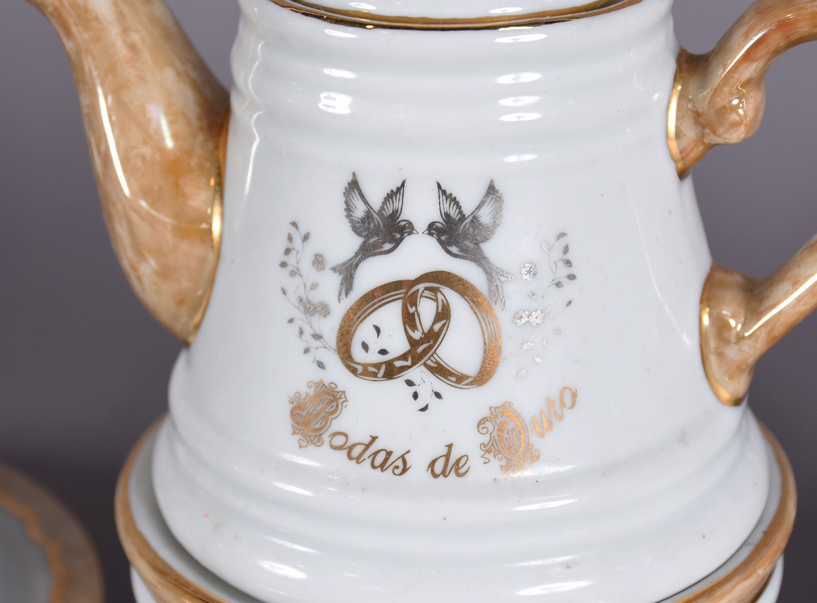 Conjunto de porcelana para bodas de ouro composto de: 2 xícaras de... - foto 3 de 8