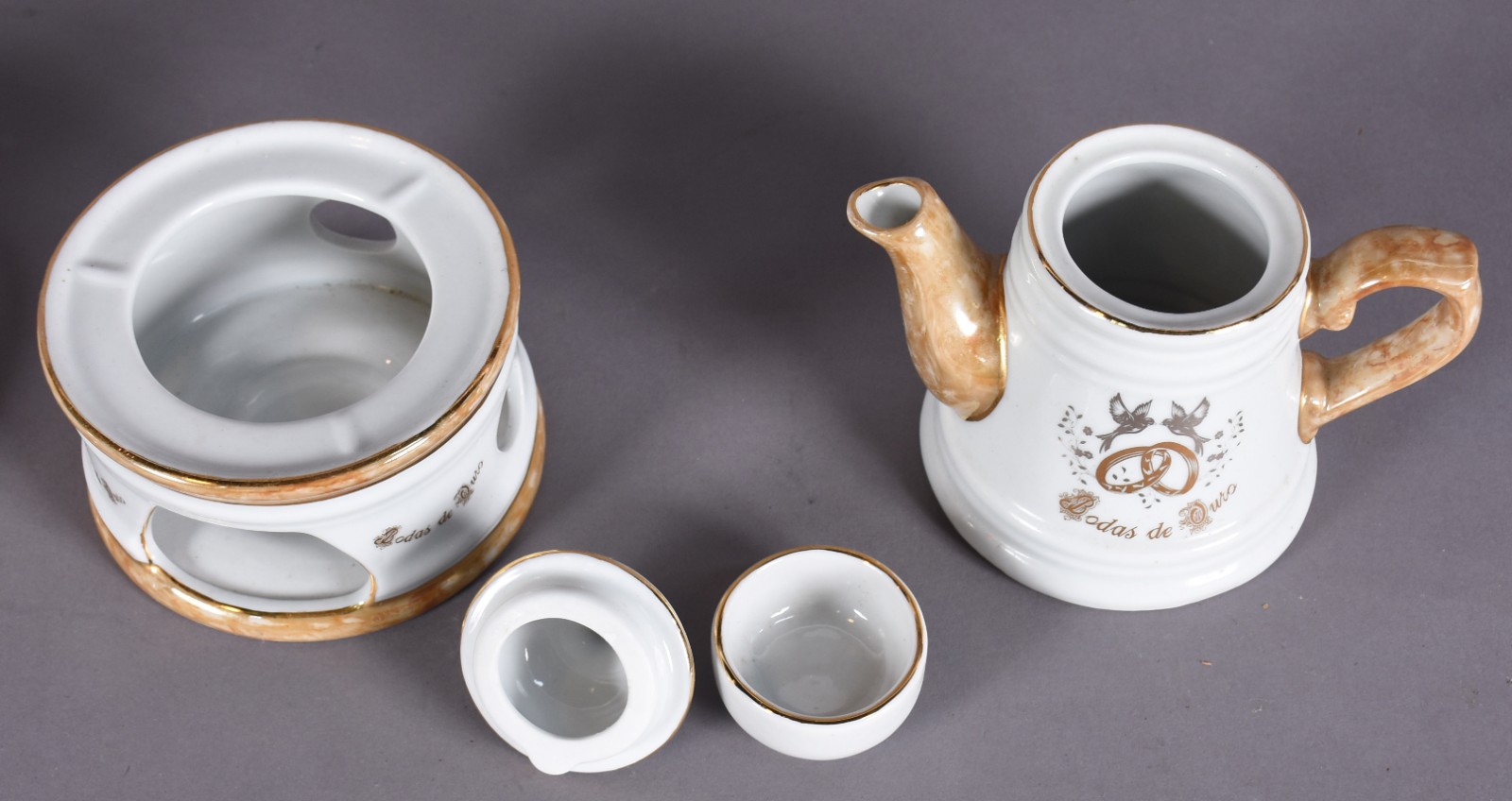 Conjunto de porcelana para bodas de ouro composto de: 2 xícaras de... - foto 4 de 8