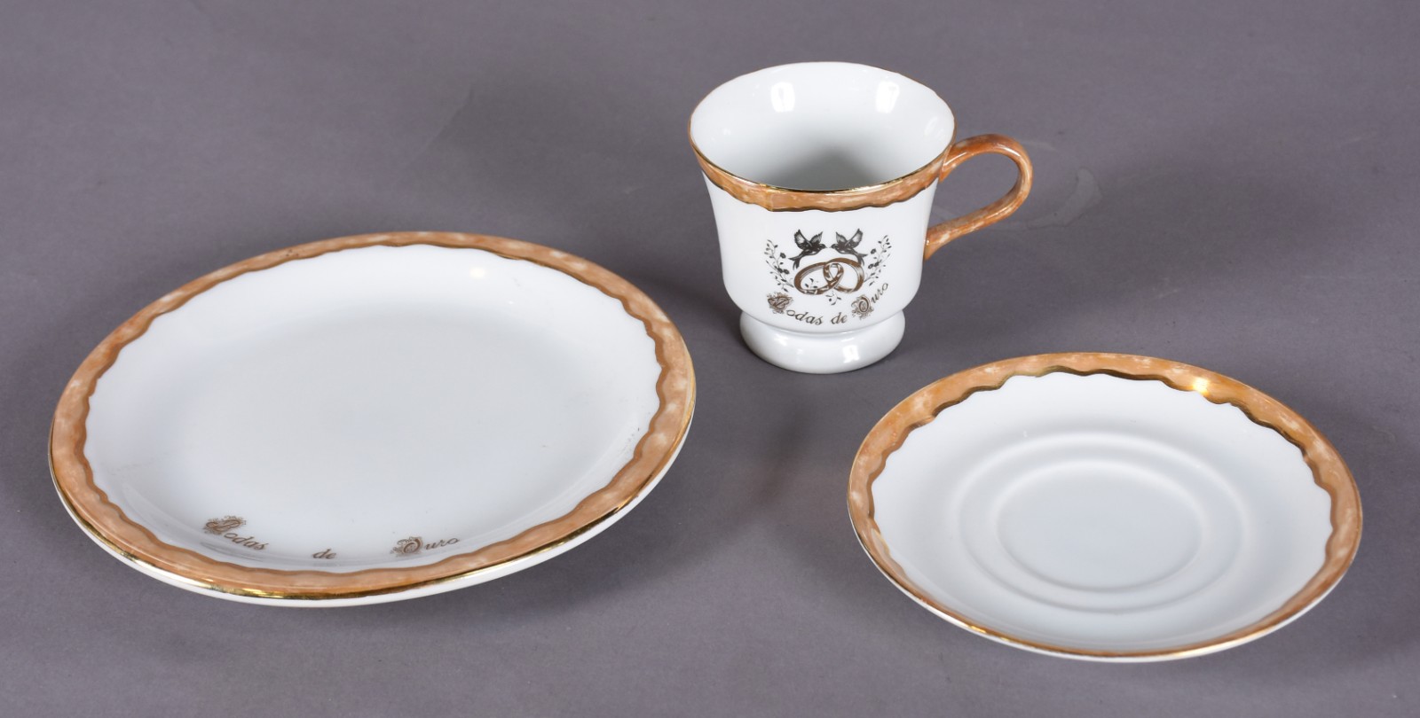 Conjunto de porcelana para bodas de ouro composto de: 2 xícaras de... - foto 5 de 8