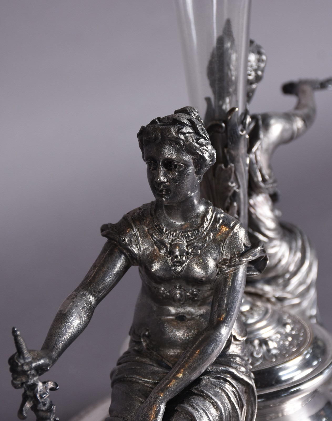 Centro de mesa de metal prateado com figuras femininas (uma delas... - foto 3 de 7